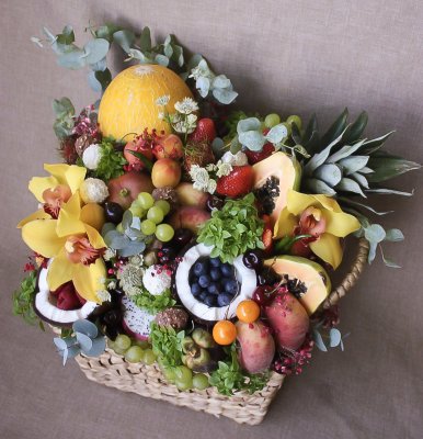Подарочная корзина с экзотическими фруктами и орхидеей