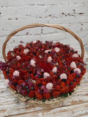 Корзина с розами, ягодами и клубникой в шоколаде