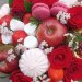 Корзина с розами, фруктами и сладостями