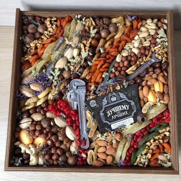 Подарочный набор с шоколадными инструментами, орехами и сухофрутами