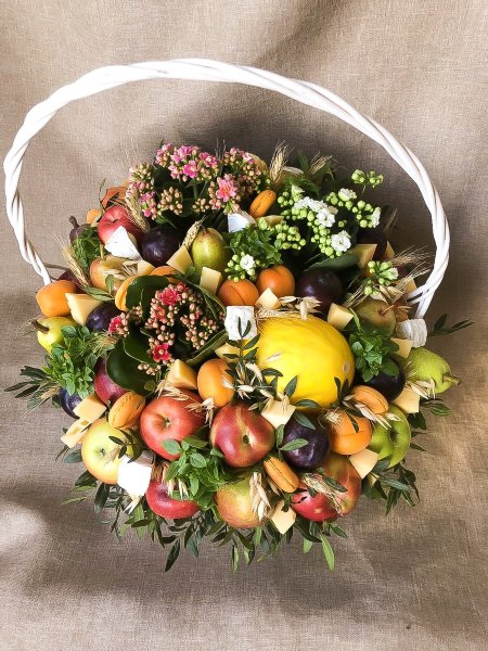 Подарочная корзина с фруктами и цветами