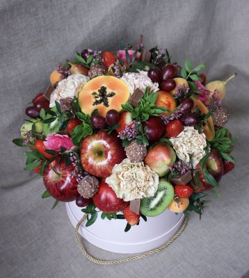 Букет c фруктами, цветами и сладостями
