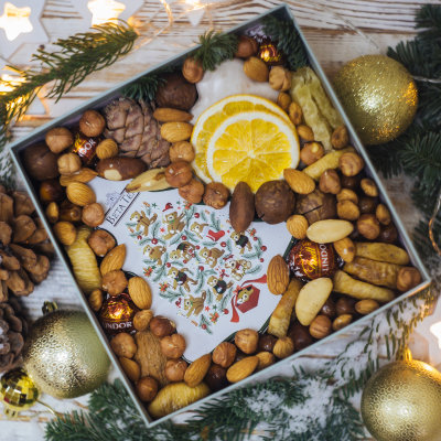 Подарочный набор с чаем, орехами и конфетами