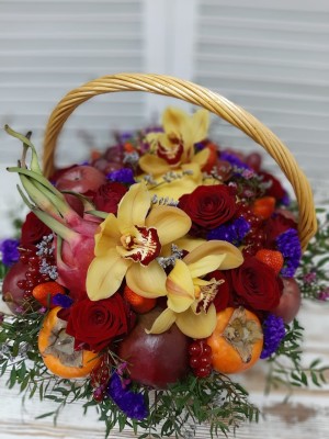 Корзина с цветами и фруктами