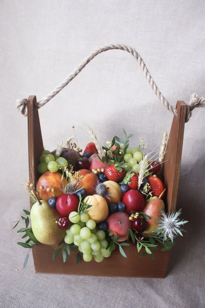 Подарочный набор с фруктами и ягодами