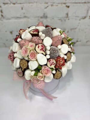 Клубника в шоколаде, цветы и сладости в шляпной коробке