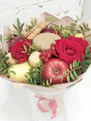 Букет из фруктов, цветов и варенья