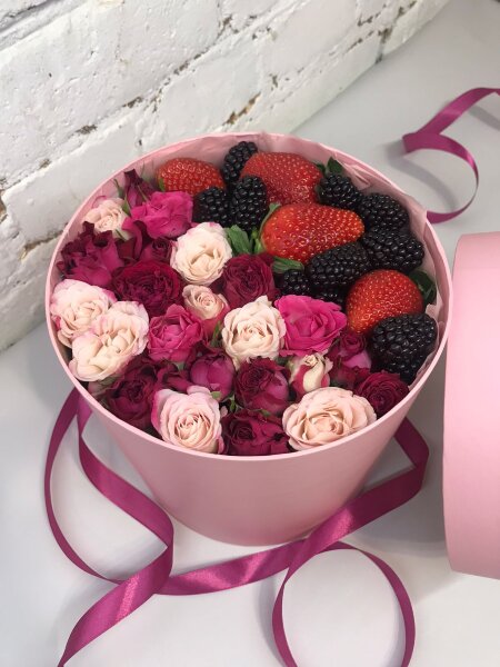 Букет с ягодами и розами в коробке