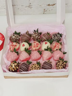 Клубника в шоколаде 20 ягод в коробке №31