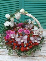 Корзина с орхидеями, розами, клубникой и голубикой