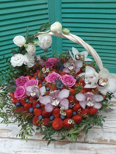 Корзина с клубникой, голубикой, орхидеями и розами