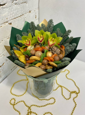 Зимний букет из сухофруктов, орехов и орхидей