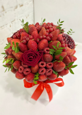 Букет из фруктов, ягод и цветов