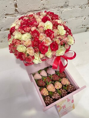 Кустовые розы с клубникой в шоколаде в деревянном комоде