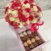 Кустовые розы с клубникой в шоколаде в деревянном комоде