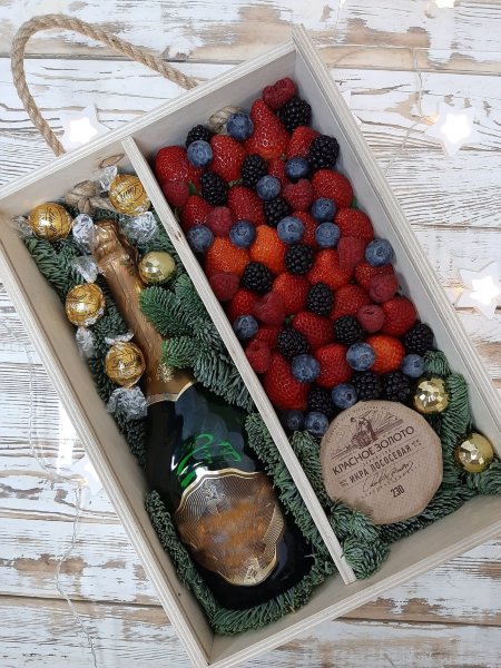 Новогодний подарочный набор с икрой, ягодами и конфетами
