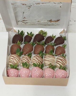 Клубника в шоколаде 20 ягод в коробке №36