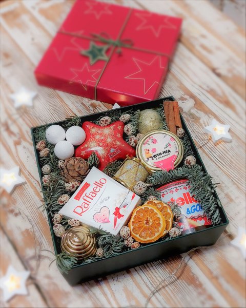 Подарочный набор с чаем, сладостями и новогодним декором