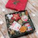 Подарочный набор с чаем, сладостями и новогодним декором