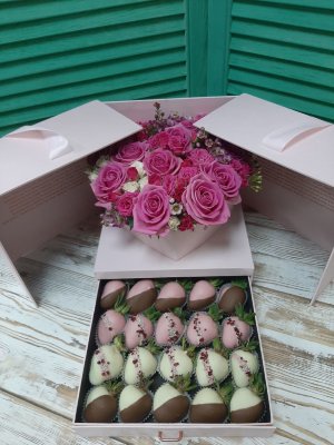 Букет с клубникой в шоколаде (20 ягод) и розами в розовой коробке
