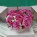 Букет с клубникой в шоколаде (20 ягод) и розами в розовой коробке