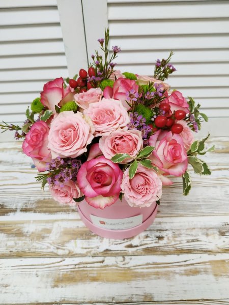 Букет из роз и хризантемы в шляпной коробке