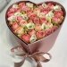 Нежная композиция из роз и клубники в шоколаде в форме сердца