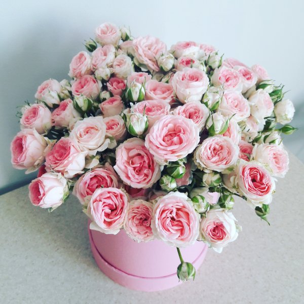 Розовые кустовые розы в шляпной коробке