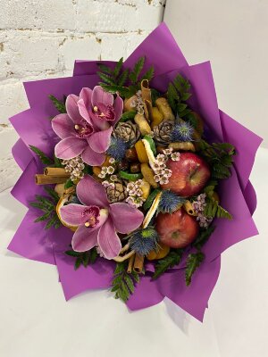 Букет с орхидеями, орехами и сухофруктами 