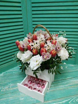 Букет из весенних цветов и конфет в деревянном ящике