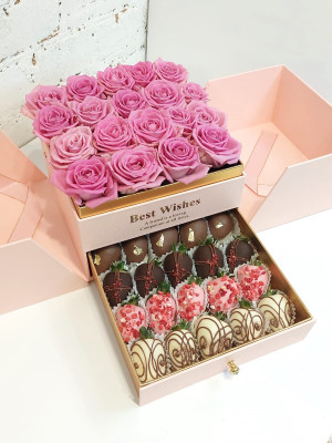 Розы с клубникой в шоколаде в розовой шкатулке 