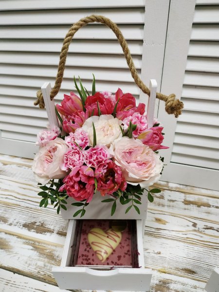 Букет из пионовидных роз, тюльпанов, гвоздики и шоколадка 