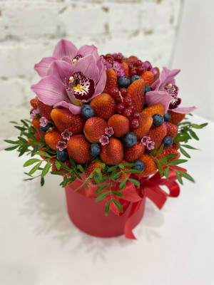 Букет с ягодами и орхидеями