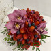 Букет с ягодами и орхидеями