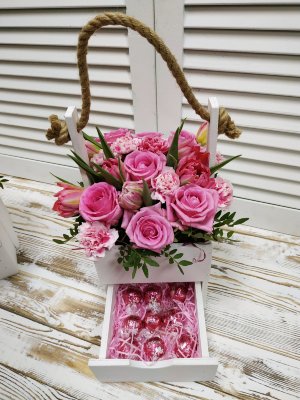 Букет из роз, тюльпанов, кустовой гвоздики и сладкий сюрприз 