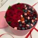 Коробка с ягодами и цветами