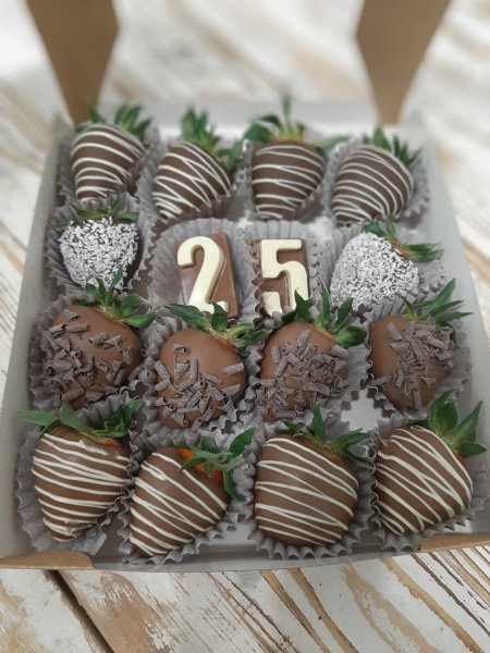 Клубника в шоколаде 14 ягод с цифрами