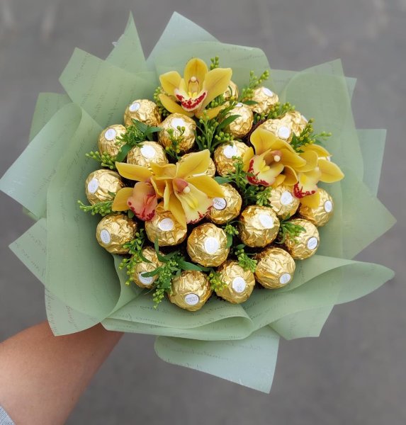 Букет из конфет Ferrero Rosher и орхидей