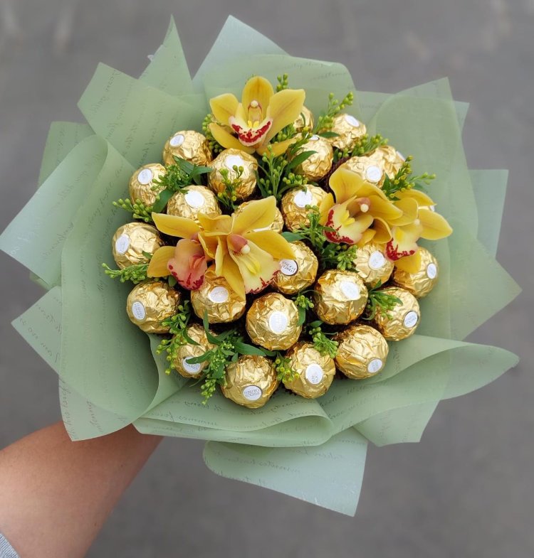 Букет из конфет Ferrero Rosher и орхидей купить в Москве с доставкой