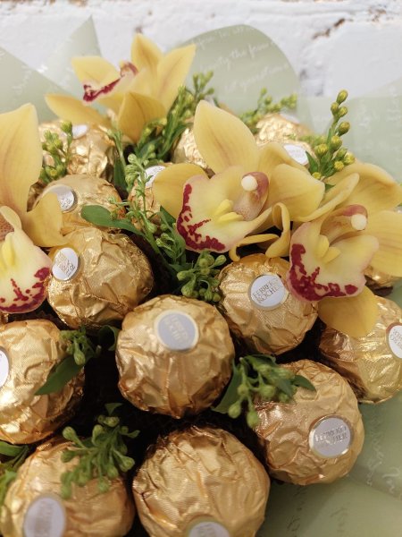 Букет из конфет Ferrero Rosher и орхидей купить в Москве с доставкой
