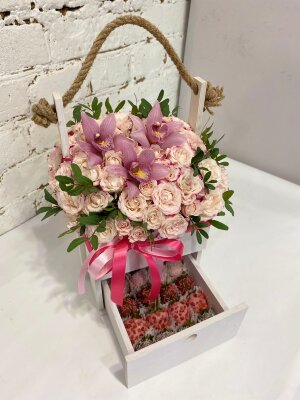 Розы и орхидеи с клубникой в шоколаде