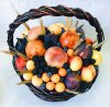 Корзина с персиками, инжиром, ежевикой и другими фруктами