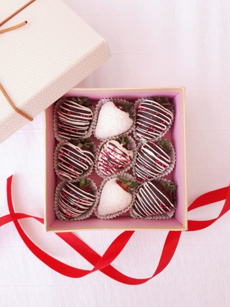 Клубника в шоколаде 9 ягод в коробке №3