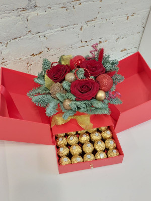 Зимний букет с розами и конфетами Ferrero Rocher