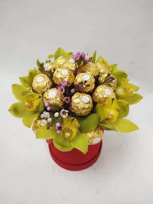 Букет «Ferrero и орхидеи»