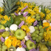 Подарочная корзина с цветами, сладостями и фруктами