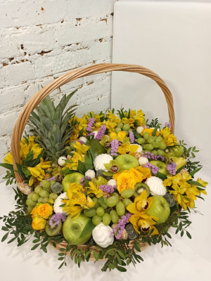 Подарочная корзина с цветами, сладостями и фруктами