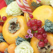 Зимний букет с фруктами и елью
