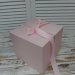 Букет с клубникой в шоколаде (20 ягод) и цветами в розовой коробке 