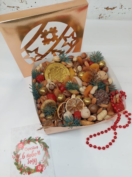 Подарочный набор с орехами и сухофруктами №3